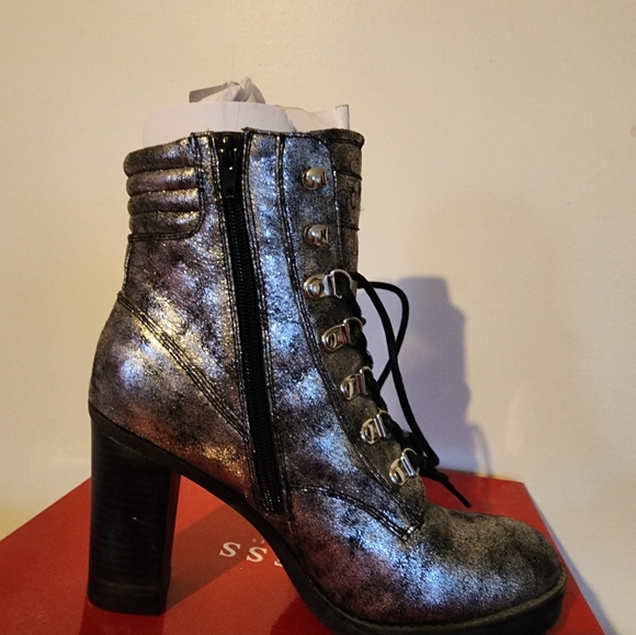 Guess Garyn Combat Boot in Metallic Silver, Size8M, NEW with Box - Picture 3 of 9